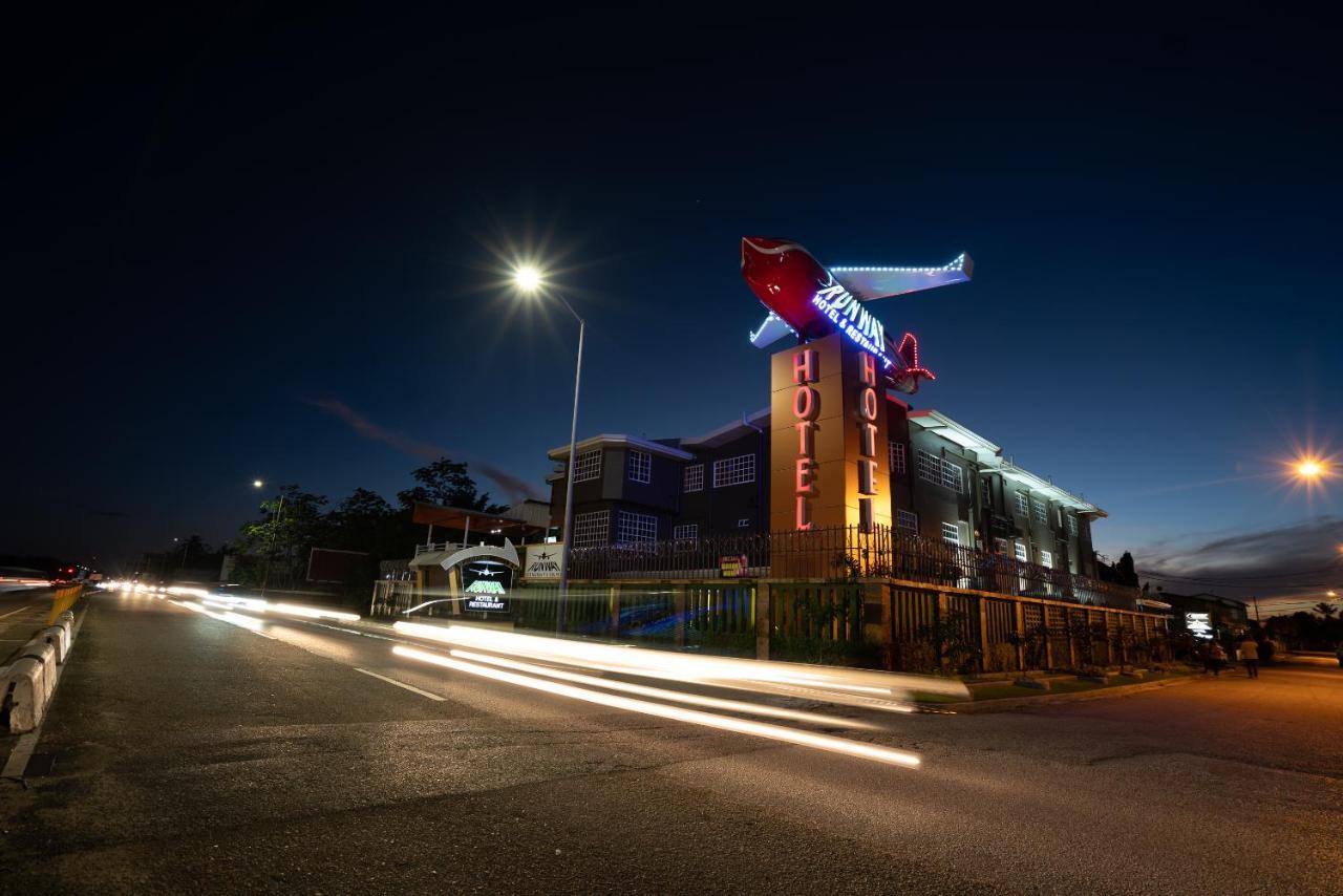 Runway Hotel Piarco Exterior foto