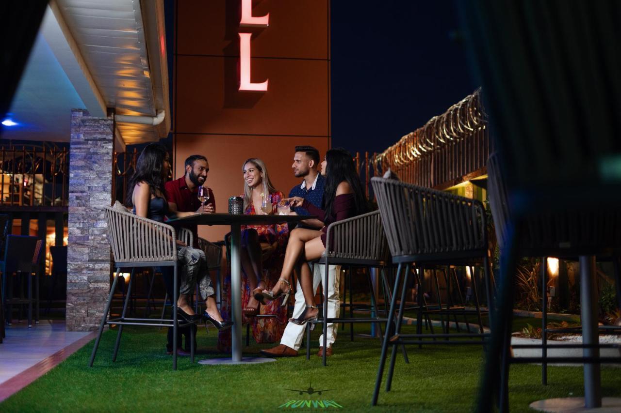 Runway Hotel Piarco Exterior foto