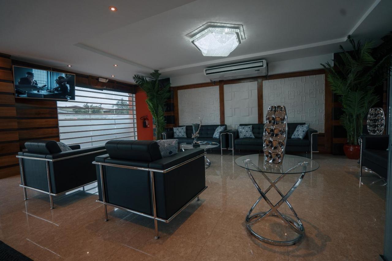 Runway Hotel Piarco Exterior foto