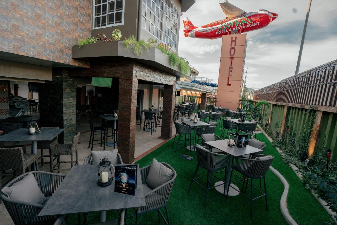 Runway Hotel Piarco Exterior foto