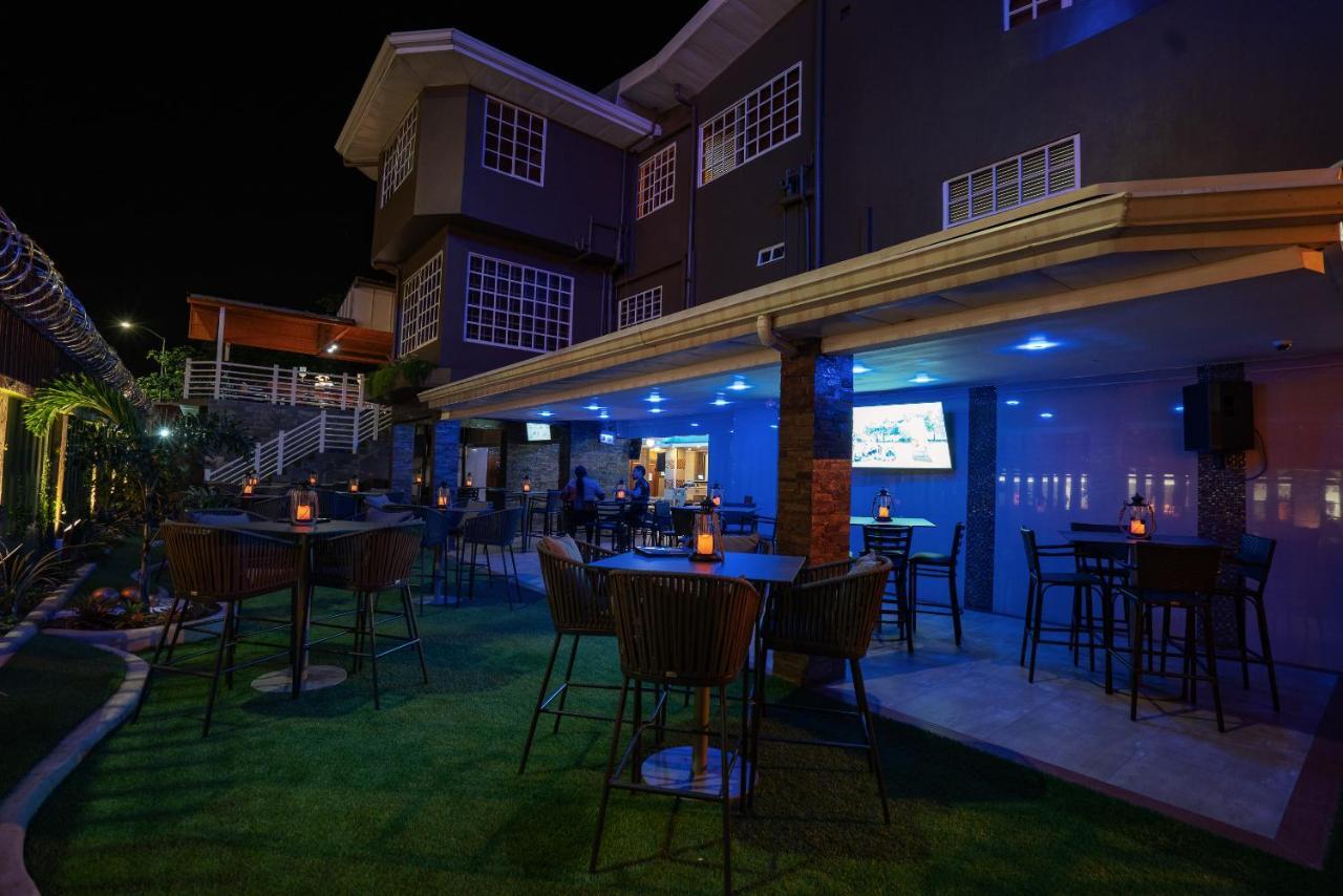 Runway Hotel Piarco Exterior foto