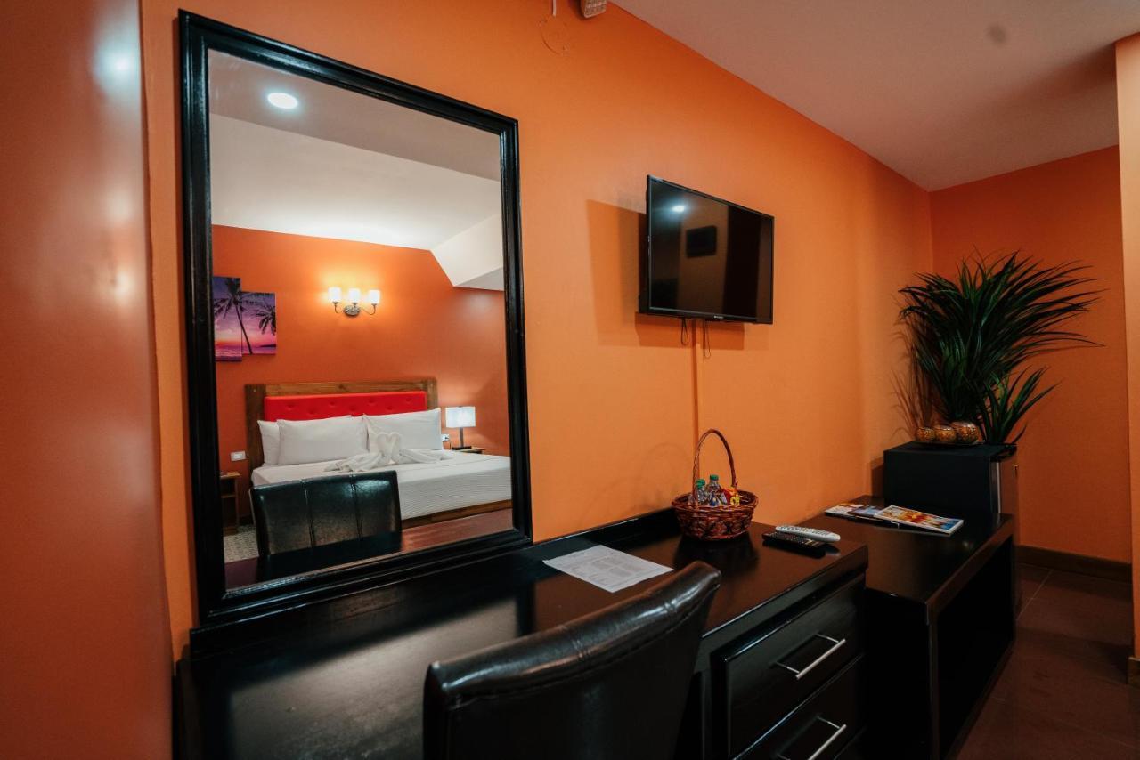 Runway Hotel Piarco Exterior foto
