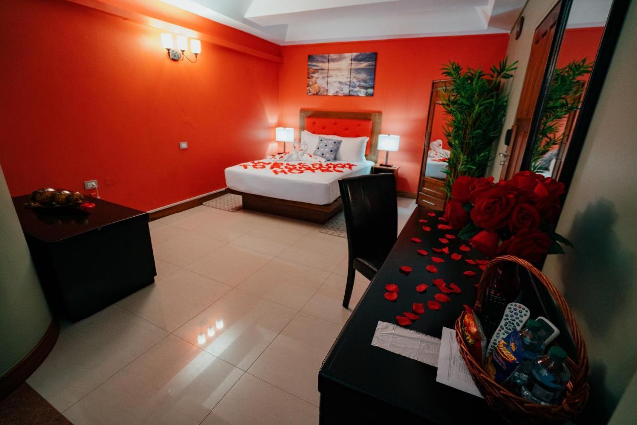 Runway Hotel Piarco Exterior foto