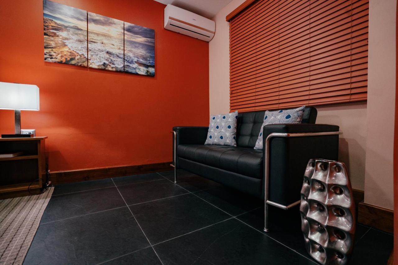 Runway Hotel Piarco Exterior foto