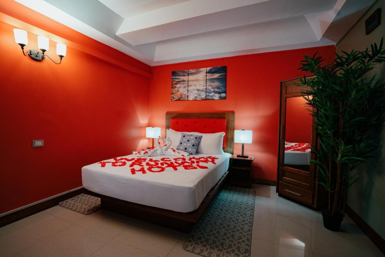 Runway Hotel Piarco Exterior foto